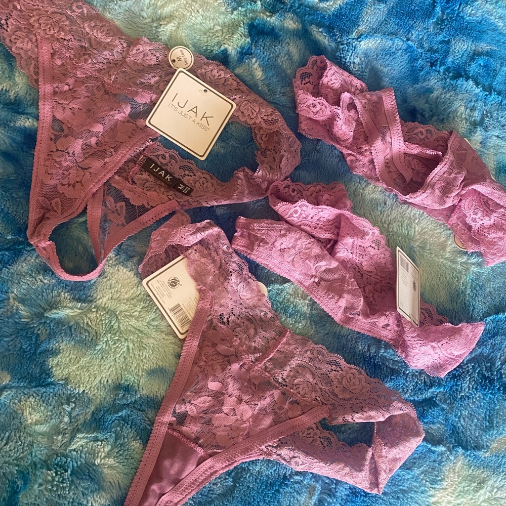 Women's Pink Lace thongs set of 4 NWT